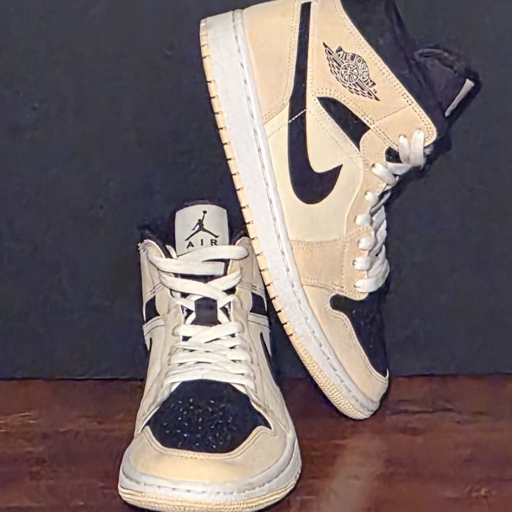 Nike Air Jordan 1 Mid "Barely Orange", Basketball Sneakers, Wmns 9, Exc. Cond!
